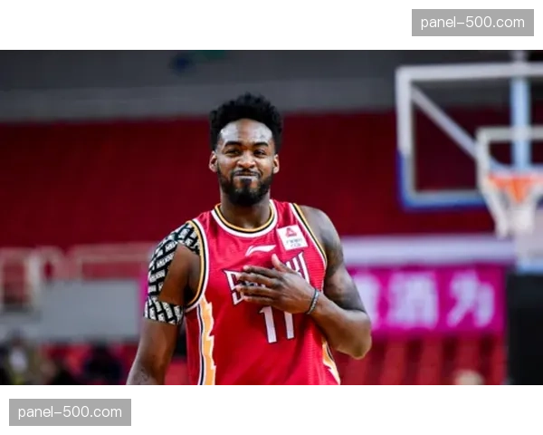 告别演出？特写看台上的水晶宫老将汤森，赛季末或自由离队