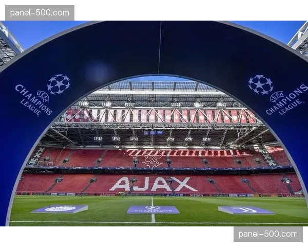 终场哨响，转播镜头记录下尤文图斯主场新落成的环形LED广告牌展示