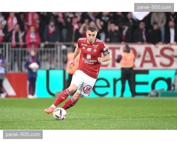 赛前踩场：朗斯全队抵达布雷斯特，当地大风天气或影响比赛进程