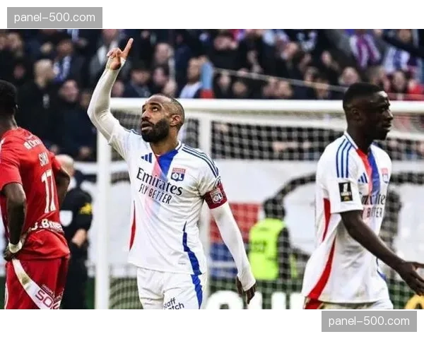 特写瞬间：终场哨响，罚失关键点球的里昂前锋拉卡泽特独自伫立于点球点